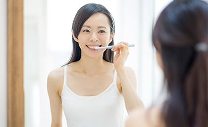歯を磨いている女性