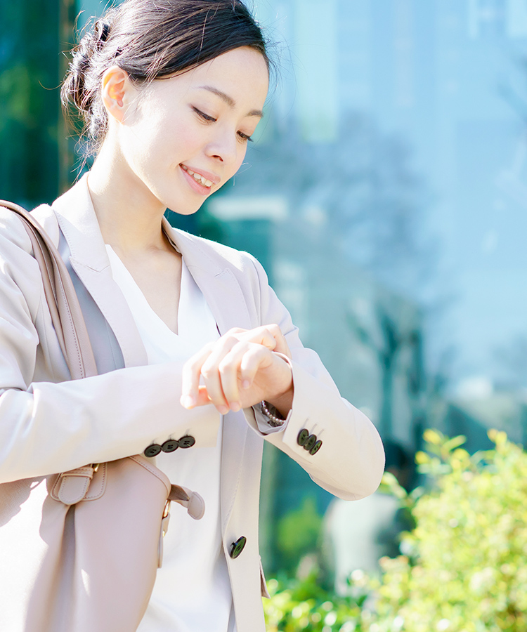 時計を見ている女性